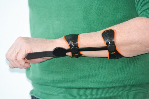 A person wearing the Amber Wrist Brace