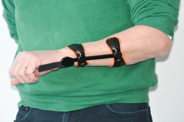 A person wearing the Amber Wrist Brace